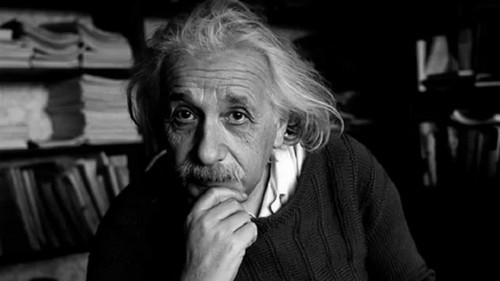 Albert Einstein là một trong những  nhân vật có ảnh hưởng lớn nhất trong thế kỷ 20. Nhà vật lý lý thuyết người Đức này nổi tiếng với thành tựu phát triển thuyết tương đối tổng quát. Chính vì vậy, ông được coi là một trong những cha đẻ của vật lý hiện đại và là một trong những nhà khoa học có ảnh hưởng nhất thế kỷ 20. Ông được trao giải Nobel Vật lý cho những cống hiến với vật lý lý thuyết và sự khám phá ra định luật của hiệu ứng quang điện năm 1921.